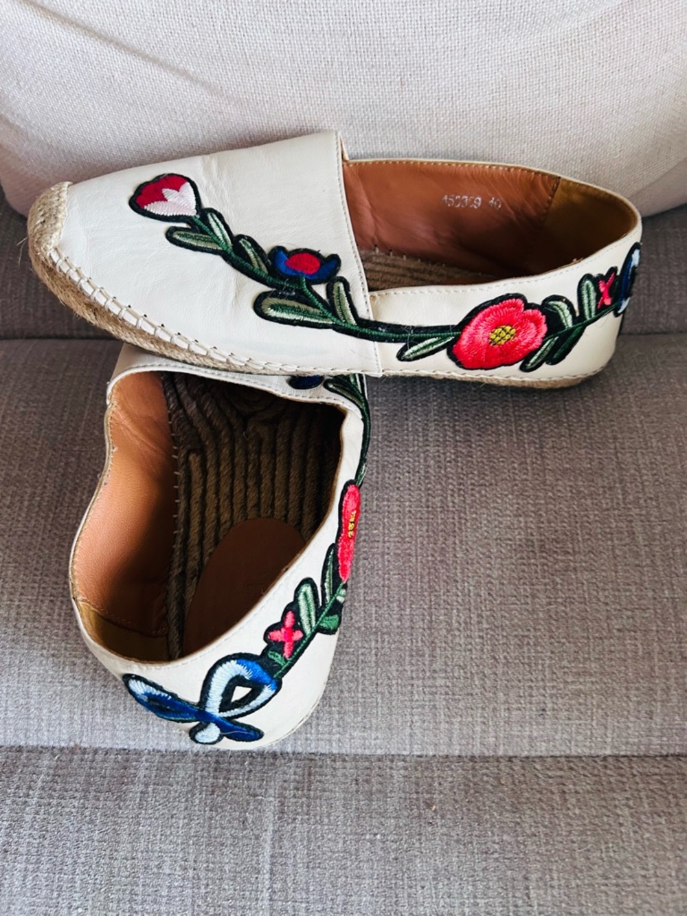 Gucci White Leather Espadrille Mules with Red & Green Floral Embroidery - Picture 3 of 5